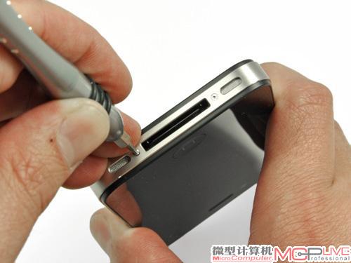 底部依然是与iPhone 4相同的两颗Pentalobe五角梅花螺丝，必须使用专用工具来拆解。