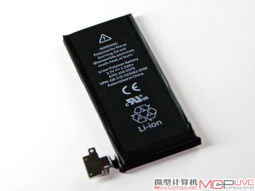 电池容量比iPhone 4多了0.05Wh。iPhone 4S支持8小时3G通话时间或14小时2G通话时间，以及200小时待机时间。除了待机时间有所缩水，3G通话时间增加了1个小时，2G通话时间持平。不过很遗憾，不要想将电池换到iPhone 4上面，插头形状并不一样。