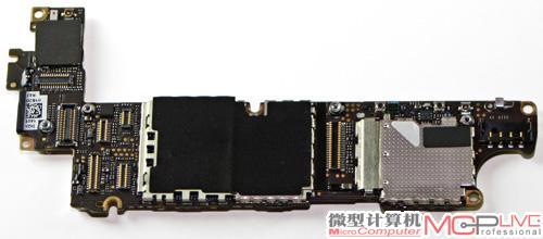 iPhone 4S的主板就这样被拆下来了。右边EMI电磁屏蔽层上面的白色小三角形就是防水标，如果它变色了，那么……你就需要在维修的时候为iPhone 4S支付昂贵的费用了。