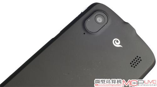 N960，背部采用了类肤质漆，虽然塑料感较强，手感却还不错。