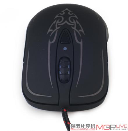 《暗黑破坏神Ⅲ》鼠标拥有对称的按键设计，可满足不同用手习惯的用户使用。