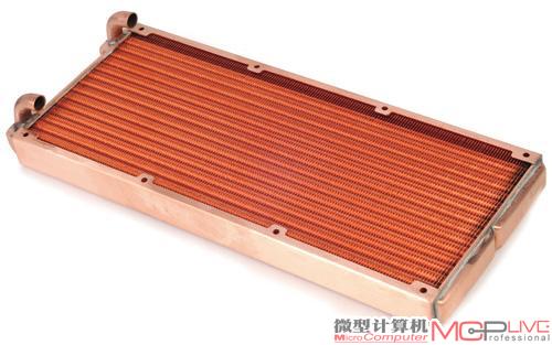 CINTEX为EXi-Z10设计的专用4回路回水冷排（热交换器），采用了全紫铜材料，360mm规格。实测其厚度仅26.2mm，属于薄排类。但散热鳍片密度大，在风压足够的情况下，能获得出色的散热效果。此外，它和市面上的其他冷排大的不同在于，CINTEX为其开发了一种独特的散热鳍片结构。这种结构不单具备能增强散热效能的大规模扰流孔设计，还在鳍片的前缘进气端采用了特殊的锯齿设计（该技术被CINTEX定名为：抗附面层热流鳍片）。冷却气流在流经鳍片带走热量的这个细节动作中，鳍片表面的冷空气其实是分层流动的。贴近翅