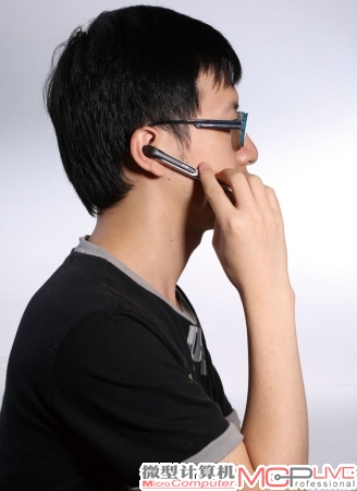 用Stylus Headset蓝牙笔打电话是一个很炫的事情，不过你也可以理解为怪异……
