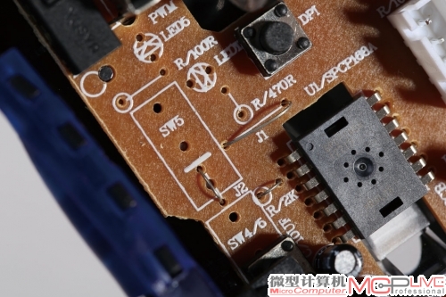 PCB板上随处可见的空焊位，板子边缘也有被切割的痕迹。