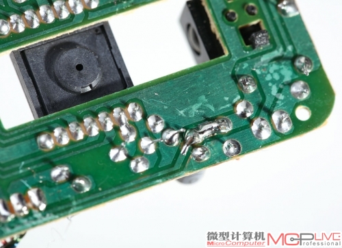 PCB背板有明显的划痕，焊点也很糟糕，做工粗糙。