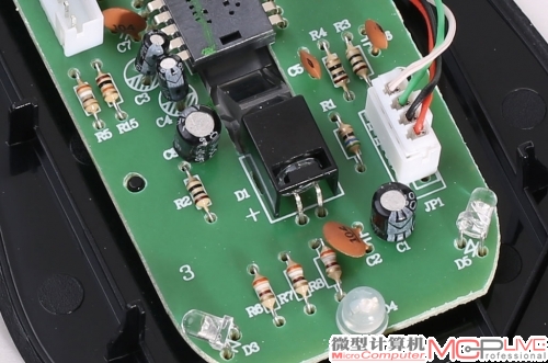 PCB板的元件布局工整，没有飞线、毛刺现象。