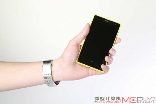 Lumia 1020，与Lumia 1520相比，Lumia 1020握持起来要轻松很多，也能够单手操作。