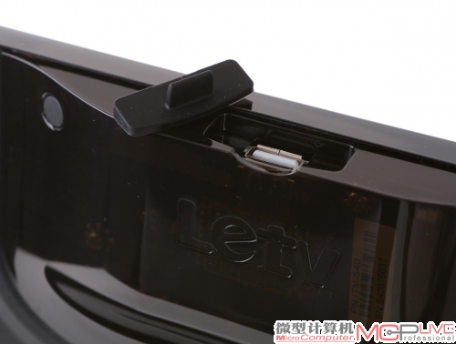 S40 Air L特别安排了一个USB接口在电视机的顶端，方便用户选配摄像头。
