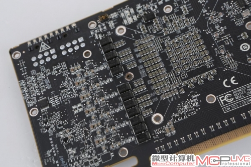 整个PCB上看不到一颗烟囱电容，全部是贴片钽电容，用料相当奢侈。