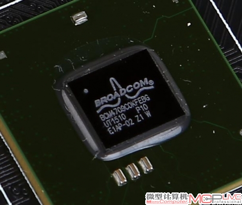 主控采用了Broadcom BCM4709C，Cortex-A9双核心，搭配三星256MB内存，单就这方面来看确实够旗舰水准。同时搭配了来自SPANSION的512MB闪存颗粒。