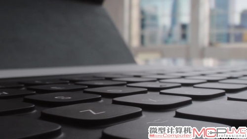 iPad Pro的官方键盘Smart Keyboard的键程较短，键帽的触感也会让人不太习惯。